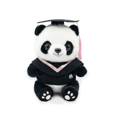 皇玥為慶祝畢業季特別推出限量版畢業熊貓：大展「紅」圖，造型均嚴格按照香港大學畢業袍與學院色帶設計，從學士帽流蘇到袍身剪裁皆1:1還原經典細節！小熊貓袖口採用獨家立體剪裁，輕鬆穿脫不失可愛本色，袍角精緻「玥」字刺繡突顯皇玥品牌匠心精神。無論是致贈畢業生、留念校園時光，或作為收藏擺件，皆是融合情感與儀式感的絕佳選擇！