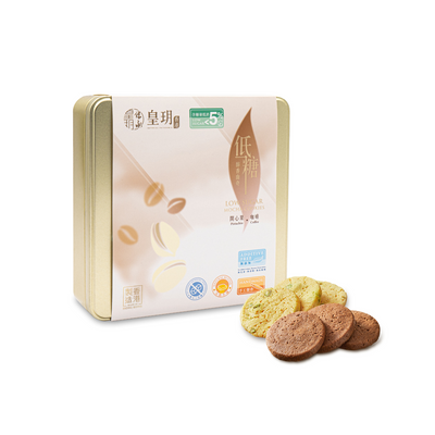 獻給懂品味的您！皇玥「低糖醇香禮盒」集結兩款成熟風味——低糖開心果曲奇，以細膩果仁香氣展現優雅；低糖咖啡曲奇，選用阿拉比卡咖啡粉，苦甜交織如現磨咖啡般醇厚。低糖製作保留食材本味，每一片的含糖量比香港「低糖」標準定義（每100克含糖量≤5克）更低，糖分減量卻更突顯堅果與咖啡的深度，適合搭配黑咖啡或作為高端商務贈禮，彰顯品味與貼心。